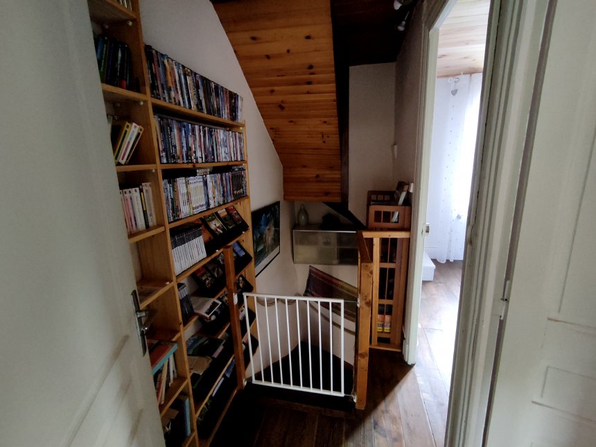 Palier de l'étage avec la bibliothèque